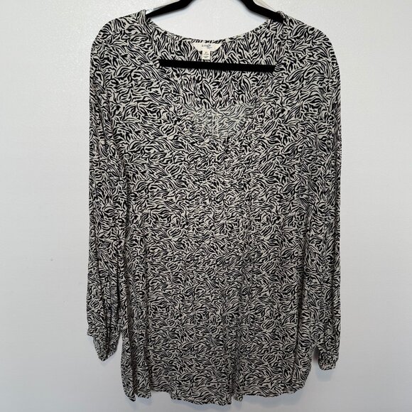 ๐ฑ 5 for $10.  NWOT Terra & Sky Black & White V-neck Top Size 2X - Picture 1 of 5